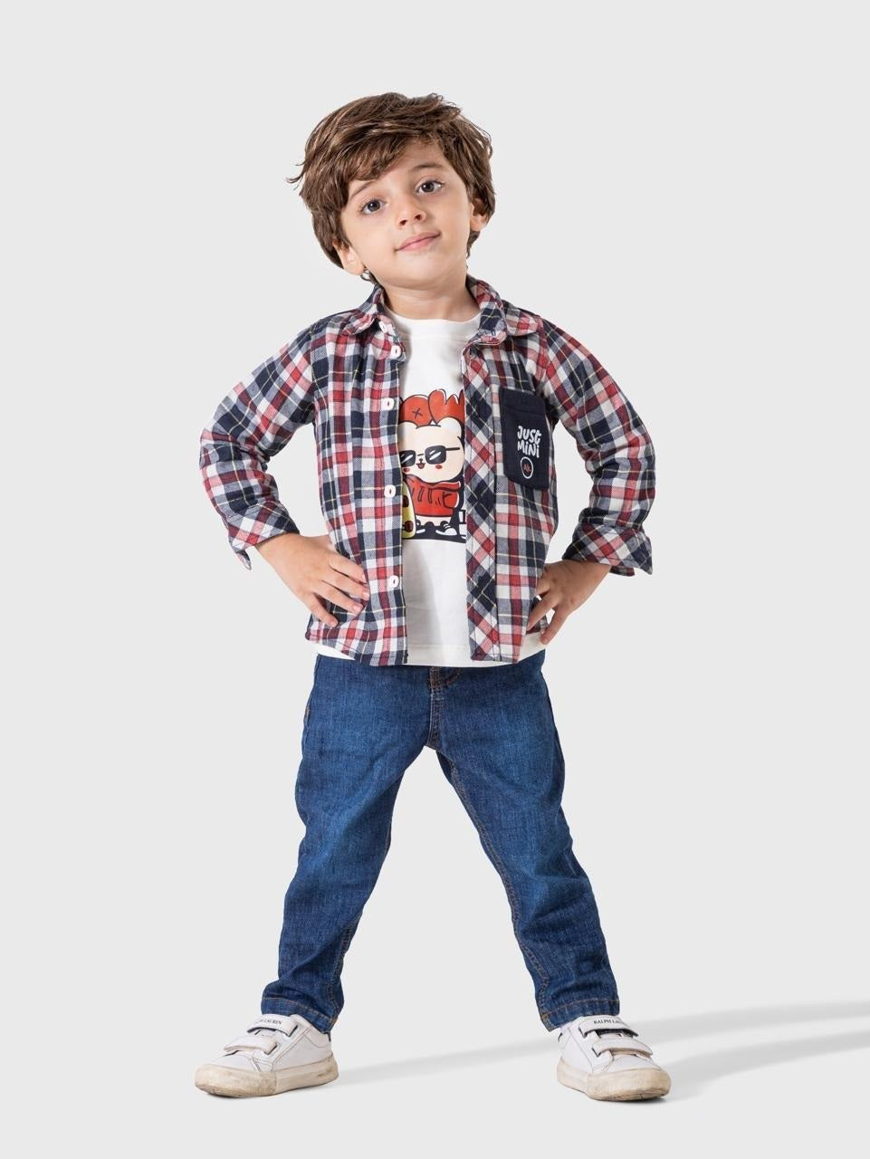 طقم أولاد عصري: قميص فلانيل كاروهات أنيق وتيشيرت بطبعة جذابة