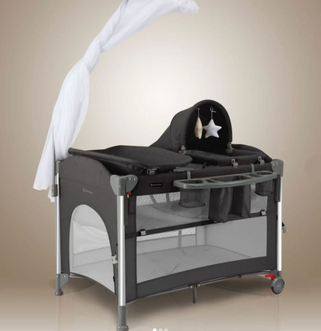 سرير أطفال 4 في 1 المتكامل – سرير نوم، طاولة غيار، ومنطقة لعب مزودة بناموسية ومنظم مستلزمات