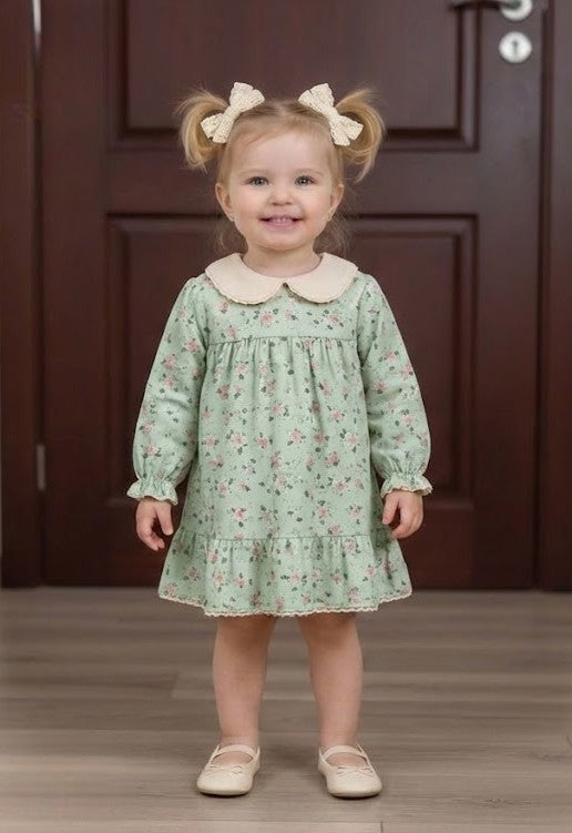 فستان بناتي كلاسيكي باللون الاخضر مع نقشة زهور رقيقة - خامة ناعمة وأكمام طويلة