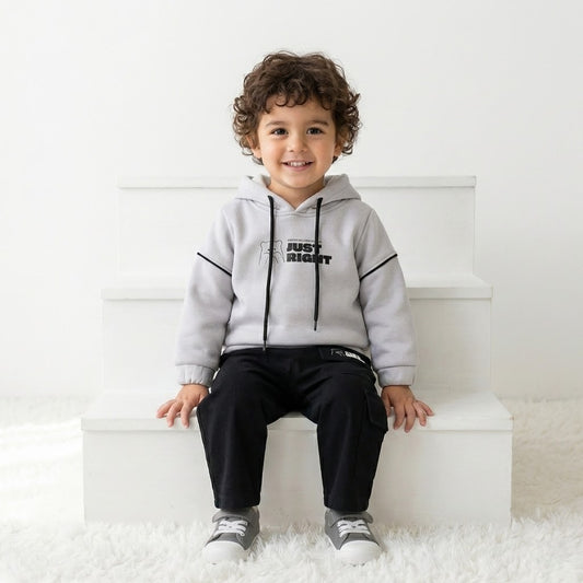 طقم ولادي شتوي عصري – هودي رمادي بطبعة "Just Right" مع بنطلون كارغو أسود