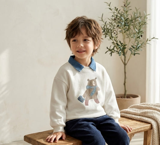 سويت شيرت شتوي للأطفال باللون الأبيض مع ياقة جينز وطبعة الدب الأنيق
