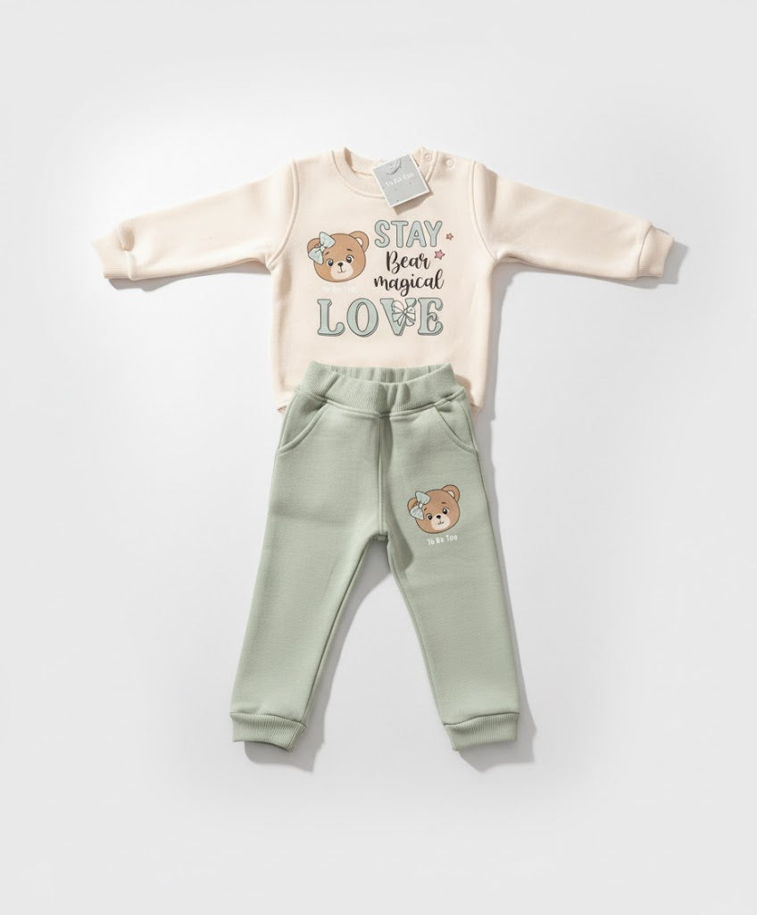 بيجاما "دب الحب السحري" باللون البيج والنعناع - استمتع بلمسة من السحر والراحة الفائقة.