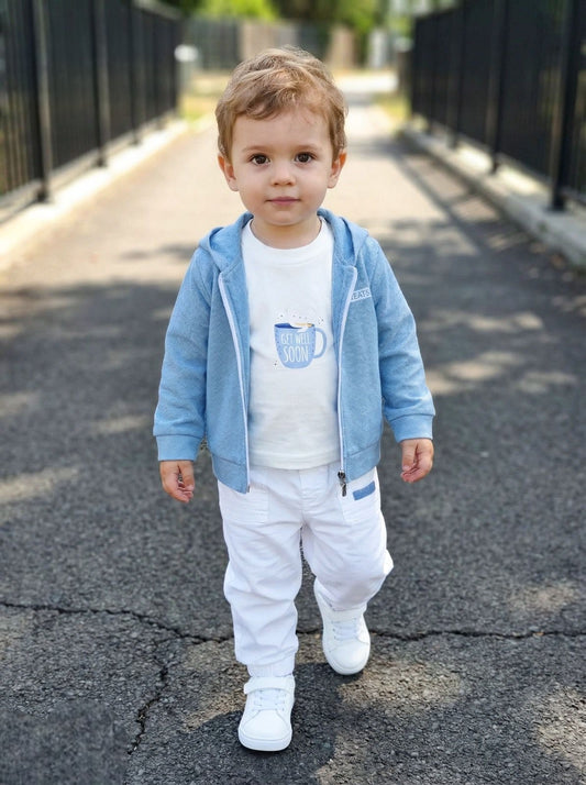 طقم خروج أولادي كاجوال 3 قطع - هودي لبني وتيشيرت مطبوع مع بنطلون مريح