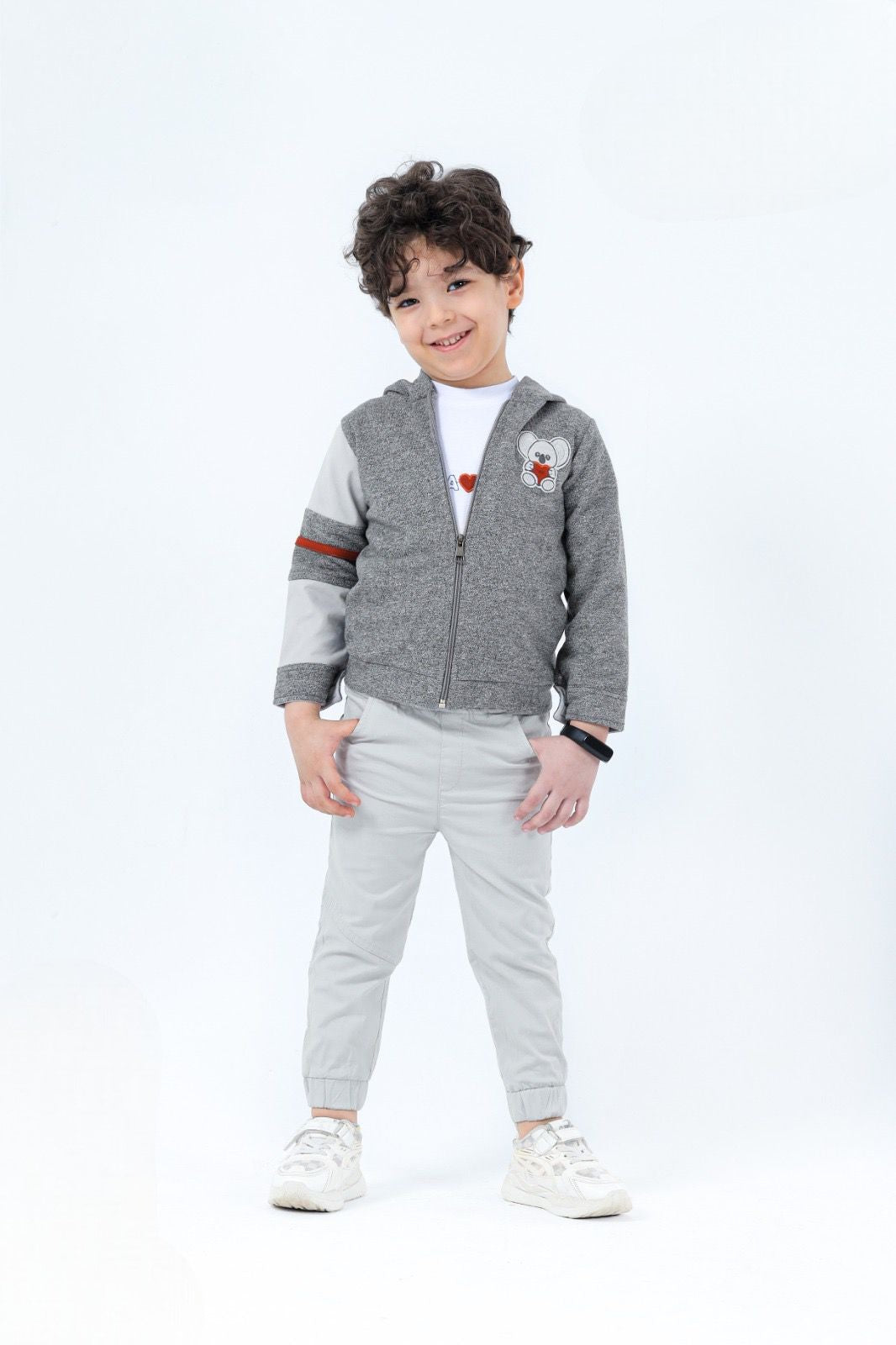 طقم أولادي كاجوال من 3 قطع - سترة بسحاب وتصميم "كوالا" مع تيشيرت وبنطال مريح