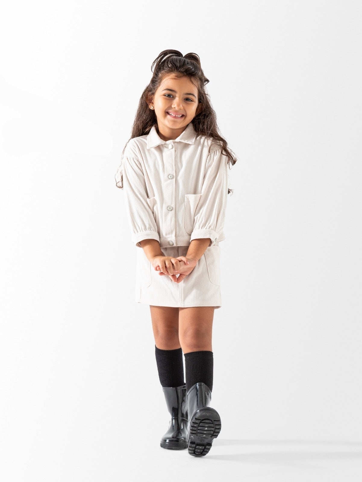 طقم بناتي أنيق من قطعتين (جاكيت وتنورة) - قماش مخمل مضلع (كودري) ناعم - لون كريمي