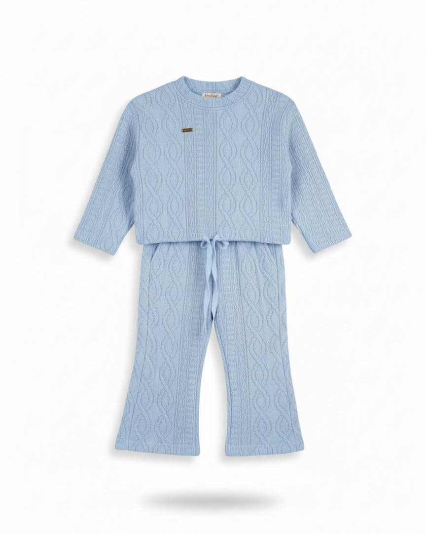 طقم صوفي دافئ من قطعتين باللون الأزرق، مريح وأنيق.