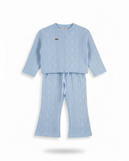 طقم صوفي دافئ من قطعتين باللون الأزرق، مريح وأنيق.