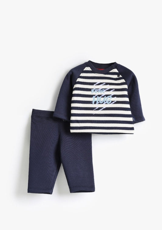 طقم أنيق: توب مقلم باللون الكحلي مع ليغينغز كحلي مطابق.