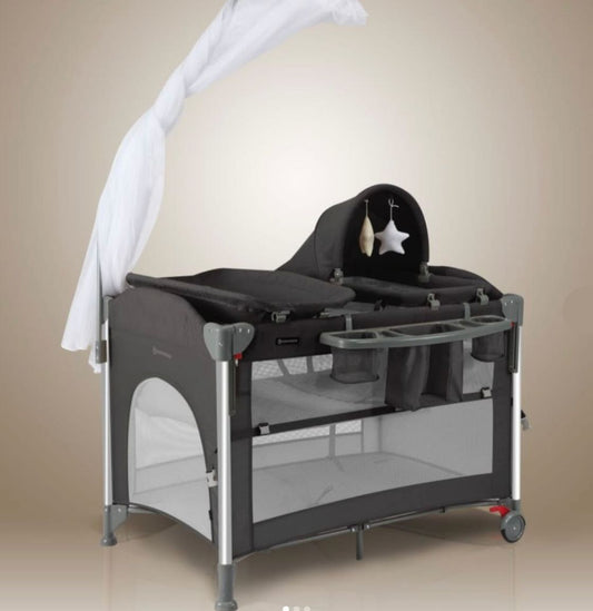 سرير أطفال 4 في 1 المتكامل – سرير نوم، طاولة غيار، ومنطقة لعب مزودة بناموسية ومنظم مستلزمات