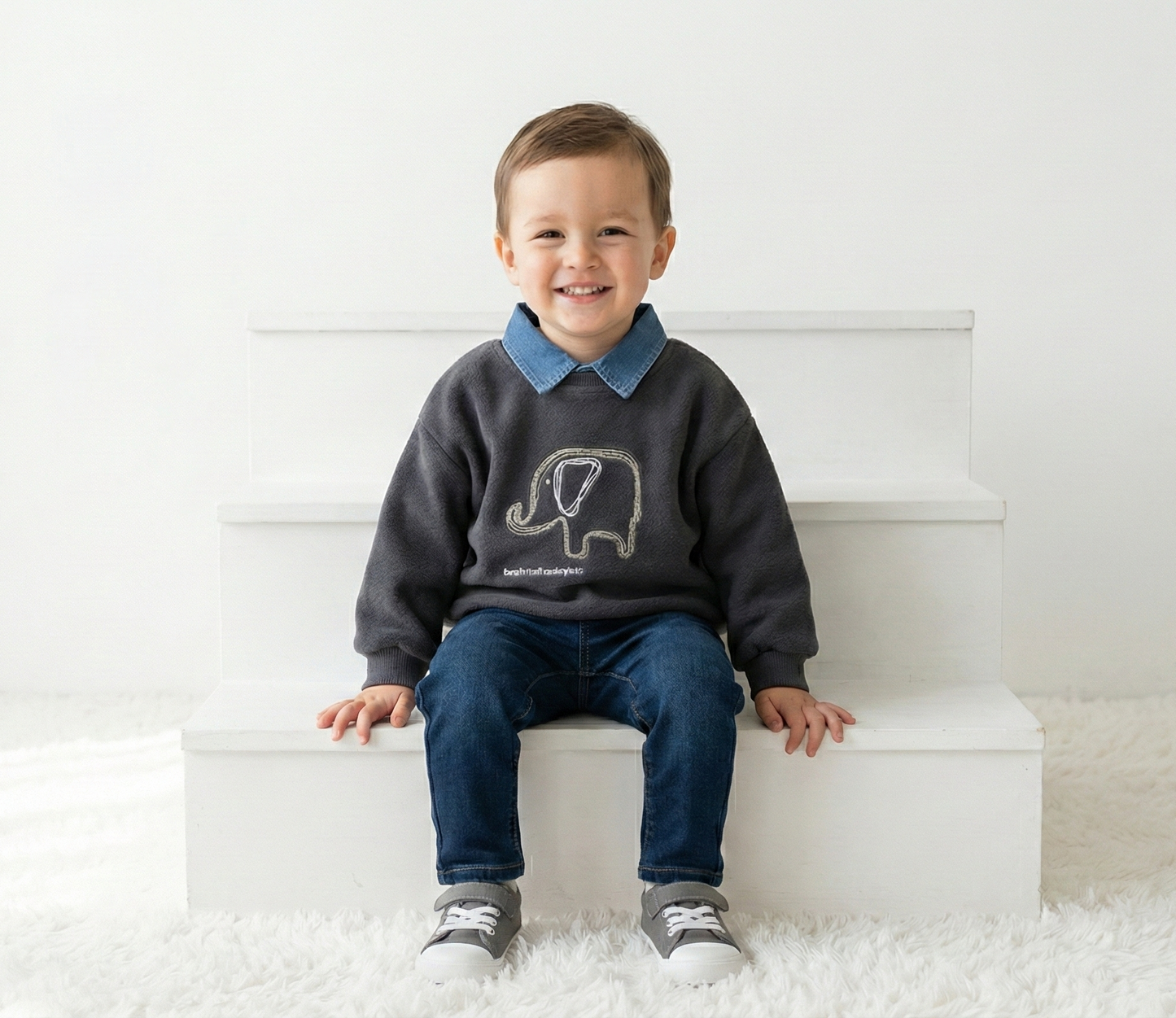 سويت شيرت أولادي شتوي فاخر - خامة ناعمة بياقة جينز وتطريز فيل مميز