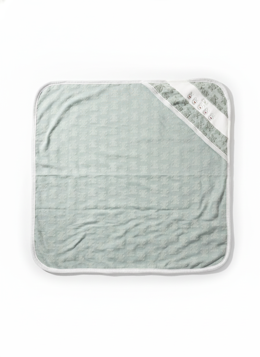 امنحي طفلك لمسة من الدفء والنعومة بعد كل استحمام مع منشفة الأطفال ذات القبعة بطبعة الأرنب الناعمة والخضراء. مصنوعة بعناية فائقة لراحة صغيرك.