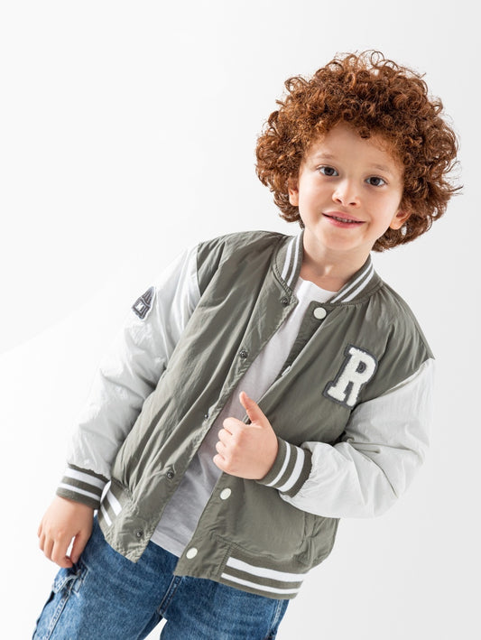 جاكيت رياضي للأطفال بتصميم "فاسيتي" كلاسيكي – لون رمادي وأبيض أنيق ومريح