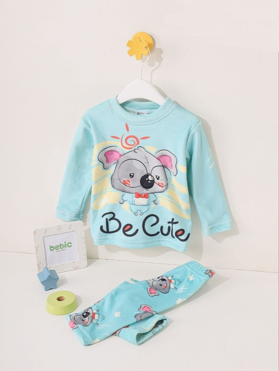 طقم "بيبيك" بأكمام طويلة للأطفال/الرضع بتصميم الكوالا "كن لطيفًا" (للتسويق الاحترافي)