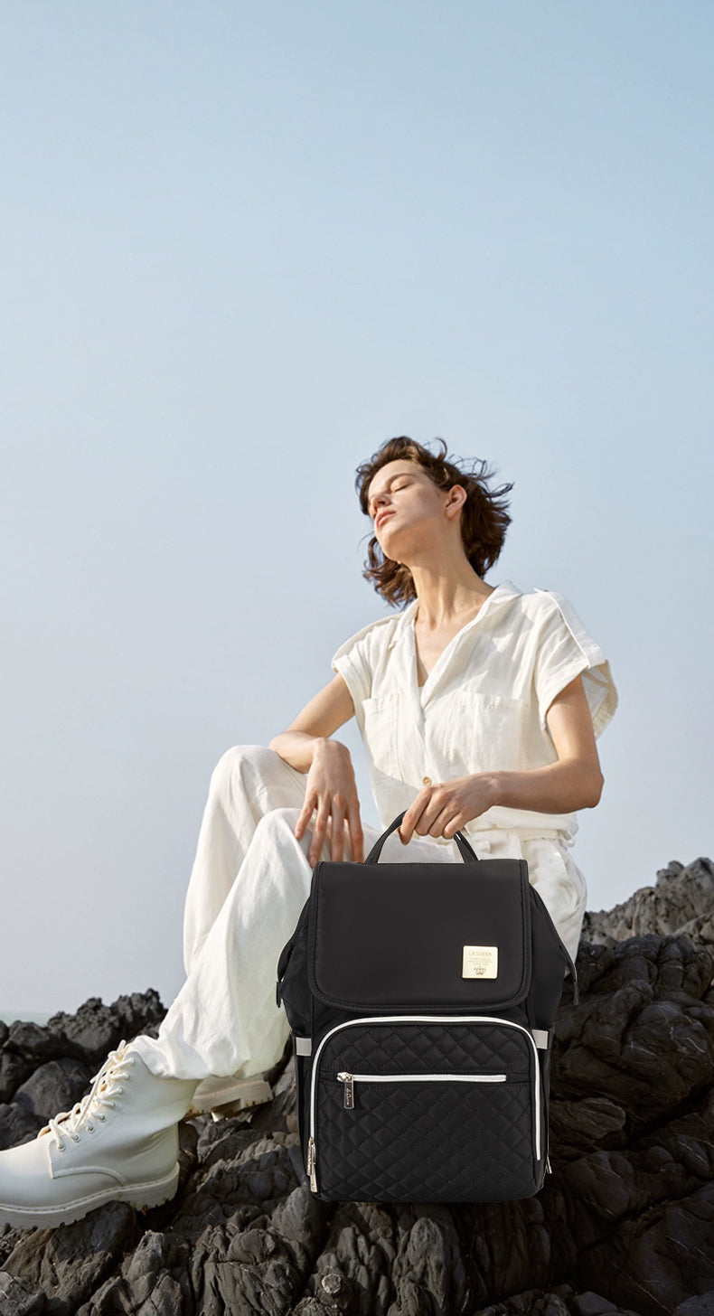 حقيبة الأم الأصلية المقاومة للماء "ليك وين دايموند" الإصدار السابع - جيل الألماس السابع من ليك وين. حقيبة عصرية بخصائص مقاومة للماء وجودة ممتازة، مثالية لتنظيم جميع مستلزمات طفلك الأساسية.