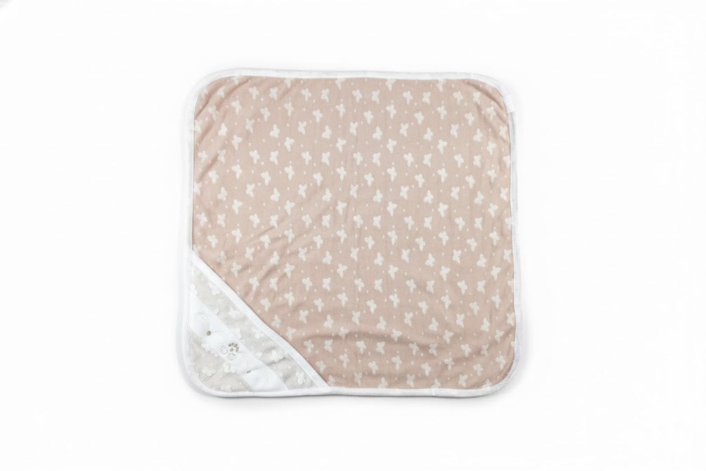 منشفة أطفال بغطاء رأس ناعمة ومطبوعة بفراشات بنية وبيضاء، مثالية للتدليل بعد الاستحمام.