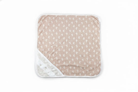 منشفة أطفال بغطاء رأس ناعمة ومطبوعة بفراشات بنية وبيضاء، مثالية للتدليل بعد الاستحمام.