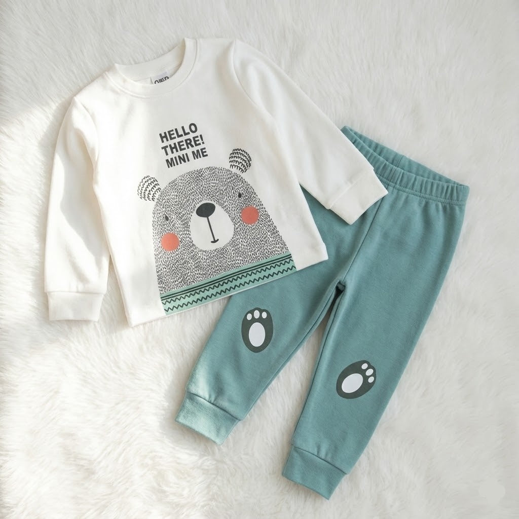 طقم بيجامة "Mini Me" من كوزي بير باللونين الأزرق المخضر والأبيض (Teal & White) – مثالي لتجربة نوم مريحة وأنيقة.