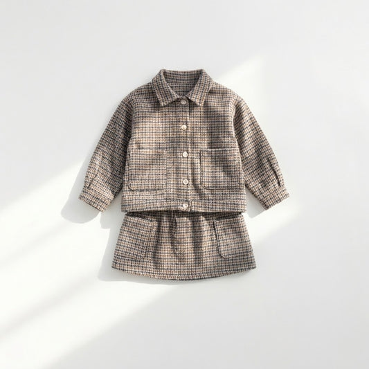 طقم شتوي كلاسيكي للفتيات - جاكيت وتنورة بنقشة المربعات (كاروهات)