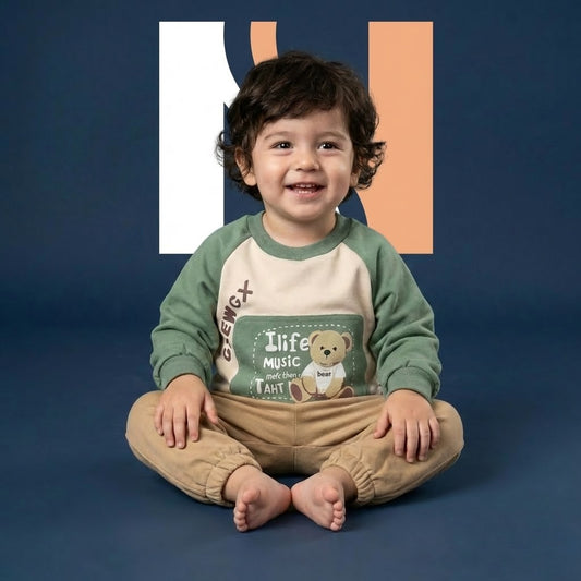 طقم أولادي شتوي قطعتين - سويت شيرت اخضر عصري بطبعة "الدب" مع بنطال مريح