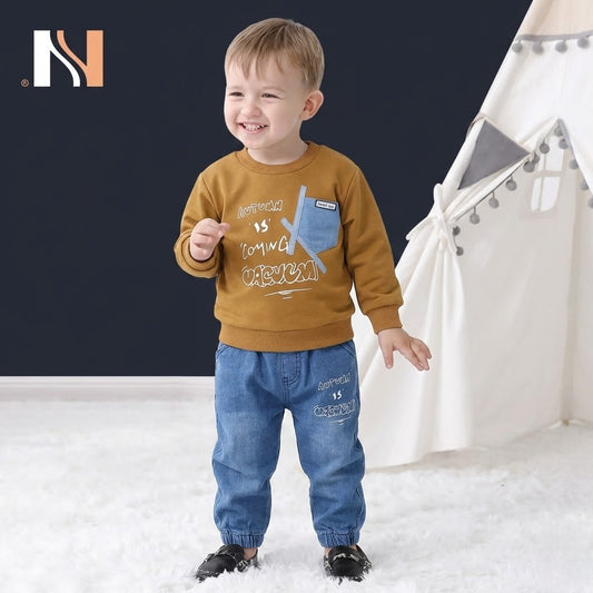 طقم  للأطفال (قطعتين) - سويت شيرت بلون المستردة الدافئ مع بنطال جينز مريح