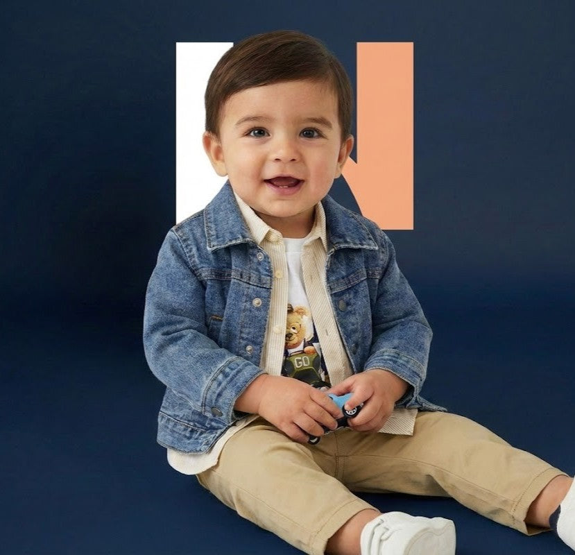 طقم أطفال ولادي عصري من 4 قطع: جاكيت جينز، قميص مقلم شيرت بطبعة الدب، وبنطال بيج