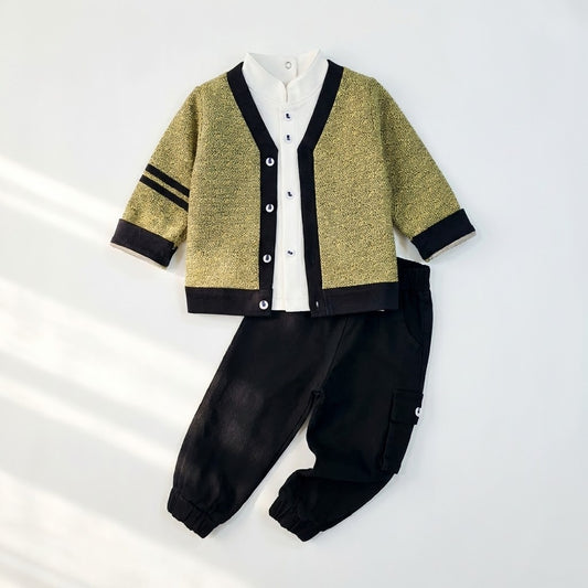 طقم ولادي 3 قطع – جاكيت منسوج بلون جولد مع بنطال مريح