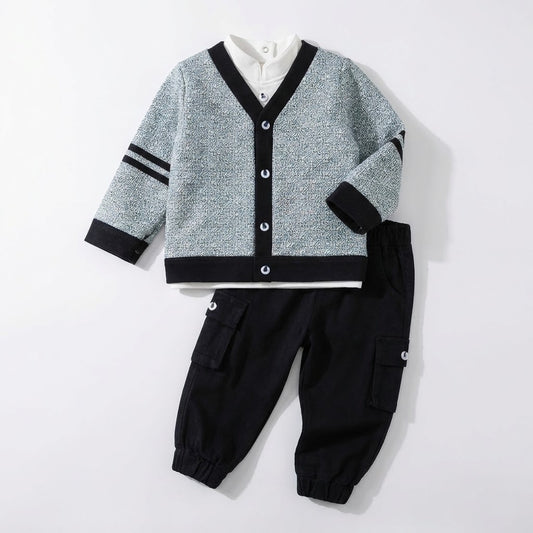 طقم ولادي 3 قطع – جاكيت منسوج بلون رصاصي مع بنطال مريح