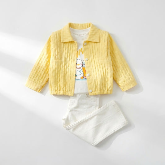 طقم بناتي 3 قطع: جاكيت أصفر مبطن مع تيشرت مطبوع وبنطلون أبيض