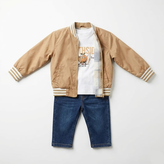 طقم خروج ولادي عصري 3 قطع – جاكيت بومبر بني دابل فيس، تيشيرت قطني مطبوع، وبنطلون جينز