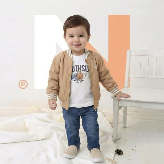 طقم خروج ولادي عصري 3 قطع – جاكيت بومبر بني دابل فيس، تيشيرت قطني مطبوع، وبنطلون جينز