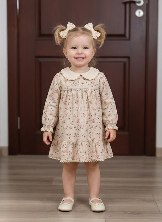 فستان بناتي كلاسيكي باللون البيج مع نقشة زهور رقيقة - خامة ناعمة وأكمام طويلة