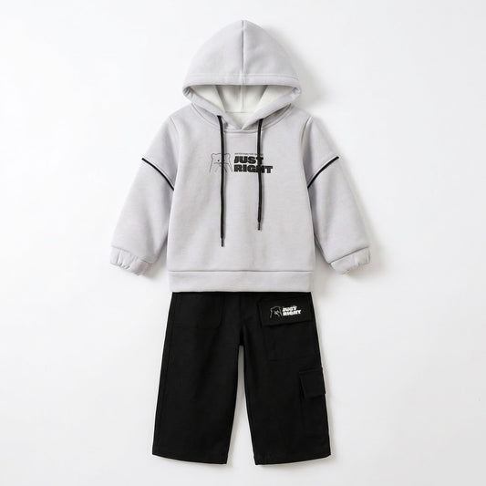 طقم ولادي شتوي عصري – هودي رمادي بطبعة "Just Right" مع بنطلون كارغو أسود