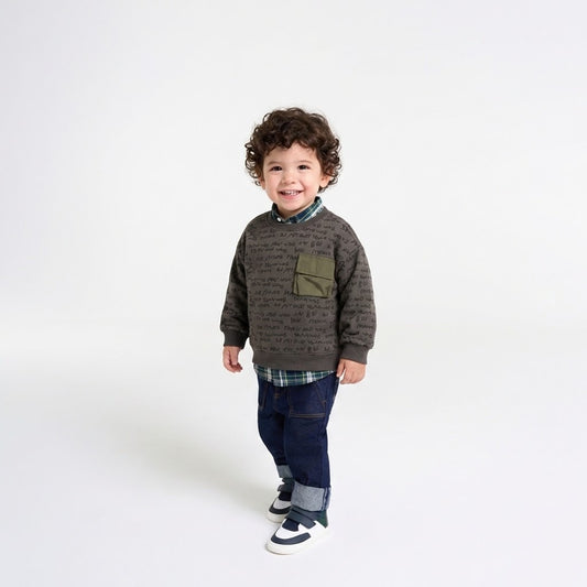 سويت شيرت أطفال رمادي منقوش بنمط كتابة يدوية وجيب كارغو أمامي.