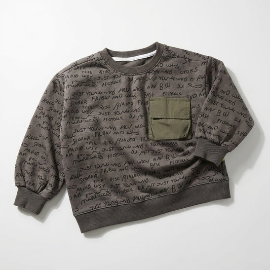 سويت شيرت أطفال رمادي منقوش بنمط كتابة يدوية وجيب كارغو أمامي.