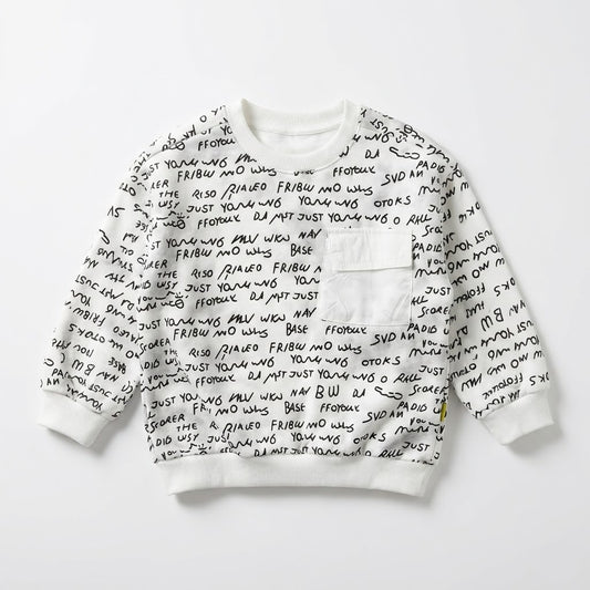 سويت شيرت أطفال ابيض منقوش بنمط كتابة يدوية وجيب كارغو أمامي.