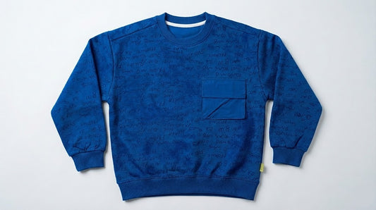 سويت شيرت أطفال ازرق منقوش بنمط كتابة يدوية وجيب كارغو أمامي.