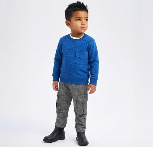 سويت شيرت أطفال ازرق منقوش بنمط كتابة يدوية وجيب كارغو أمامي.
