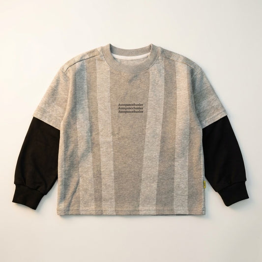 سويتر أولادي رمادي مخطط بتصميم الأكمام المزدوجة العصرية