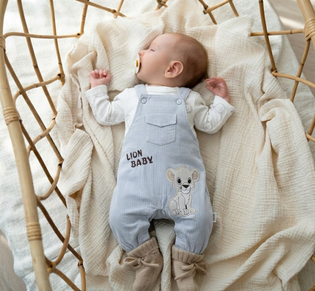 طقم سالوبيت أطفال ولادي فاخر - سالوبيت رصاصي فاتح مطرز برسمة شبل الأسد و شيرت قطني ناعم