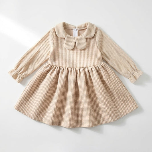 فستان طفلة كلاسيكي بنقشة عصريه – أكمام مضلعة وياقة بيتر بان أنيقة