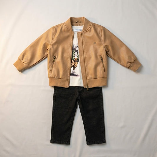 طقم ملابس أولاد عصري 3 قطع: جاكيت بامبر جلد بيج، تيشرت مطبوع، وبنطال اسود