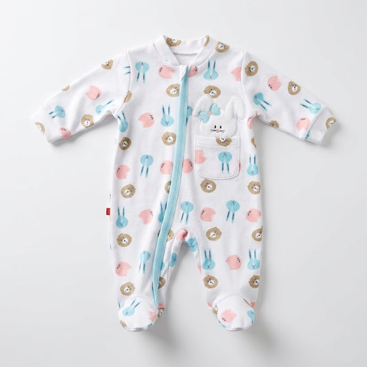 سالوبيت أطفال قطني ناعم باللون الأبيض، مزين بنقشة الأرانب والقنافذ مع جيب أمامي لطيف وسحّاب