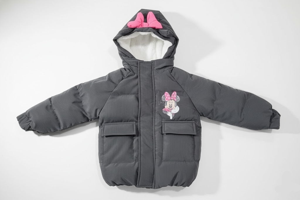 جاكيت منفوخ للأطفال "Cozy Minnie Magic" باللون الأسود: الأناقة والدفء لطفلك!